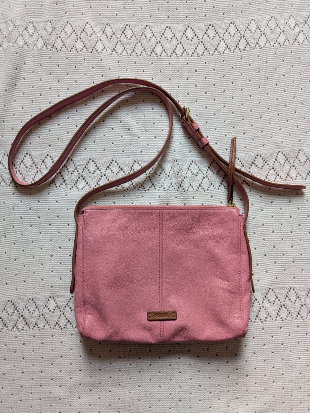 Pink leather Fossil Crossbody purse bag.